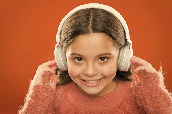 La tecnología utiliza ondas sonoras enfocadas. Niño pequeño con auriculares estéreo inalámbricos. Tecnología y música. Tecnología de sonido estéreo. Tecnología moderna — Foto de Stock