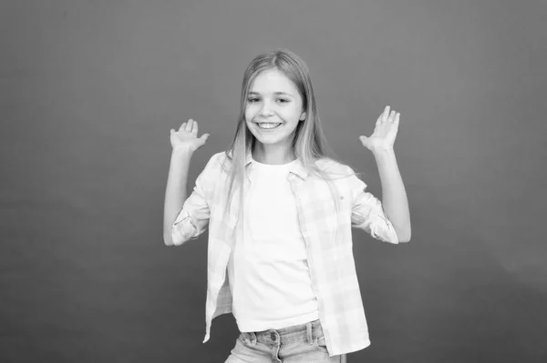 Il miglior giorno di sempre. bellezza elegante. piccola ragazza sfondo rosso. infanzia felice. Ragazzo biondo sorridente. bambina con lunghi capelli biondi. stile casual. giorno dei bambini. Ragazzina alla moda. moda bambino — Foto Stock