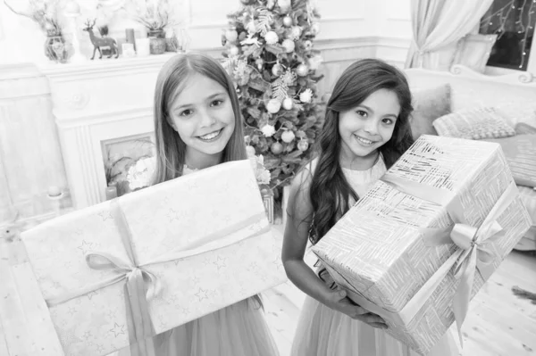 Vacaciones familiares. Niña linda con regalo de Navidad. Hermanitas felices celebran las vacaciones de invierno. La época de Navidad. Feliz año nuevo. entrega regalos de Navidad. Preparándose para la Navidad —  Fotos de Stock