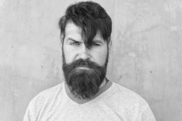 Barbudo y peludo. Hombre barbudo con corte de pelo elegante en la pared gris. Tipo caucásico sin afeitar con bigote grueso y pelo de barba en la cara barbuda. Brutal hipster en estilo barbudo —  Fotos de Stock