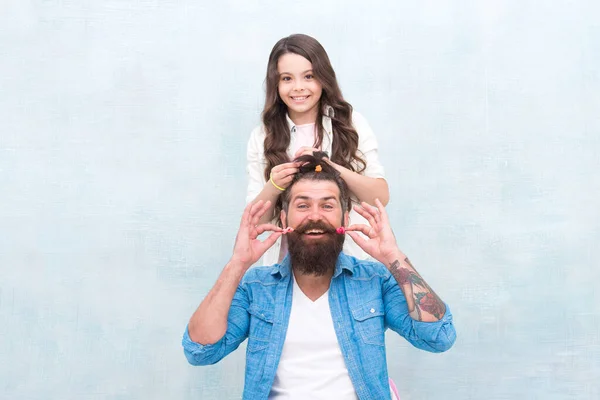 A criar o teu olhar. Menina pequena fazer pais cabelo fundo cinza. Menina e barbudo homem com penteado. Garota barbeiro. Adorável estilista menina. Barbearia. Salão de cabeleireiro feliz família — Fotografia de Stock