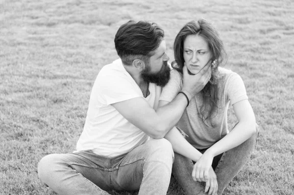 Misunderstanding in relationship. relations problem couple. bearded man hipster express aggression to upset girl. family psychologist. aggression and domestic violence. use of physical force — Stock Photo, Image