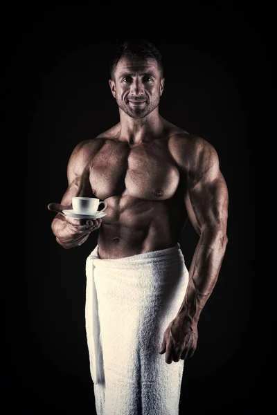 Uomo muscoloso in forma torso nudo. Atleta con sei pack e muscoli addominali. Sport e fitness. Concetto di igiene del corpo. Culturista corpo nudo. Caffè mattutino. Sexy sportsman pulire asciugamano corpo dopo la doccia — Foto Stock