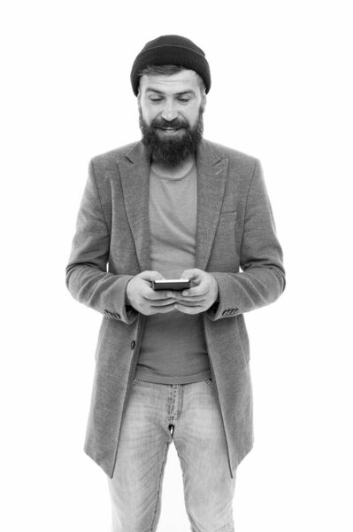 Современная жизнь требует современных гаджетов. Человек со смартфоном. Концепция мобильной зависимости. Мобильный телефон всегда со мной. Бородатый хипстер пользуется смартфоном. Интернет-серфинг социальных сетей со смартфоном
