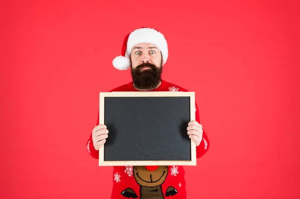 Winter announcement. Winter event. Winter holiday. Bearded man blank blackboard copy space. Guy santa claus red background. Santa Claus advertisement. Chalkboard for information. Presentation concept — Stock Photo, Image