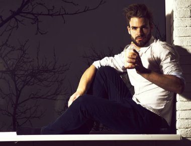 Yakışıklı, sakallı, maço, seksi adam.