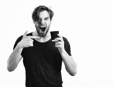 Kafkas seksi genç maço elinde kahve fincanı tutuyor.