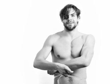 Beyaz seksi genç maço mezura kullanıyor.