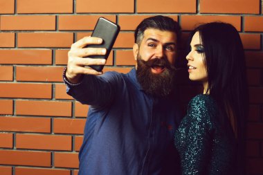 Sakallı adam ve telefonu olan seksi kadın.