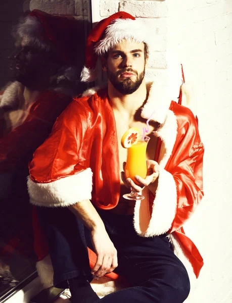 Όμορφος γενειοφόρος σέξι Χριστουγεννιάτικος άντρας — Φωτογραφία Αρχείου
