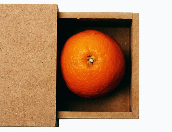 Fruta de laranja em caixa isolada em branco — Fotografia de Stock