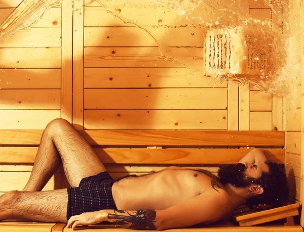 Schöner Mann entspannt sich in der Sauna — Stockfoto