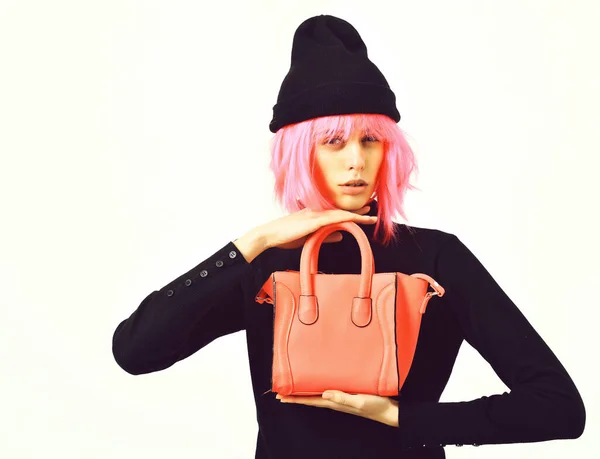 Fashionabla sexig tjej i rosa peruk poserar med mode väska — Stockfoto