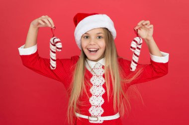 Biraz daha dekorasyon ekle. Noel dekorasyonu fikirleri. Çocuk Noel Baba kostümü Noel şekeri bastonu. Benzersiz dekorasyonlar yap. Noel dekoru. Kış tatili için geleneksel çizgili şeker kamışı