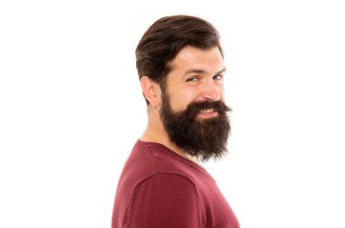 Mükemmel erkek. Vahşi adam beyaz arka planda izole edilmiş. Olgun sakallı adam gülümsüyor. Bıyıklı hippi. Kuaför salonu. Berber dükkanından berbere. Erkek modası ve güzellik. sakal bakımı