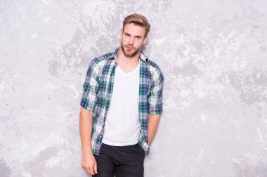 Erkek moda bahar koleksiyonu. Karizmatik öğrenci kareli gömleği. Tıraşsız adam görünüşüne dikkat eder. Berber dükkanı konsepti. Erkeklerin şehveti. Seksi adam gündelik tarzda. maço erkek grunge arka planı