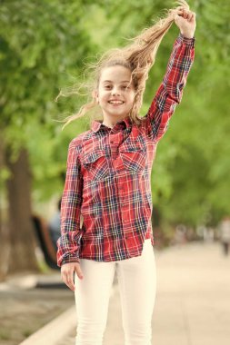 Rüzgarlı bir günde rahat ve rahat hissediyorum. Rüzgarlı bir günde uzun saçlarla ilgilen. Rüzgarlı günlerde giyilecek saç modelleri. Rüzgar geçirmez saç modelleri. Kız küçük sevimli çocuk rüzgarlı gün doğa arka plan üzerinde yürümek keyfini çıkarın