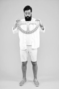 Okula ve matematiğe geri dönelim. Okul öğretmeni sarı arka planda ölçüm aletleri tutuyor. Sakallı adam okul dersi için protractor hazırlanıyor. Okulda öğrenme veya öğretme boyutu