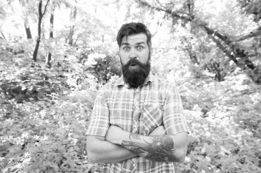 Her zaman şık bir şekilde. Doğal manzara üzerinde sürpriz hipster Moda bakmak. Modamodel kollarını tutmak yaz açık geçti. Şık kıyafetli sakallı adam