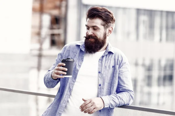 La mañana necesita cafeína. El hombre barbudo bebe cafeína caliente al aire libre. Hipster sostenga la taza con cafeína bebida energética. Café cafeína aumenta mi nivel de energía, filtro vintage — Foto de Stock