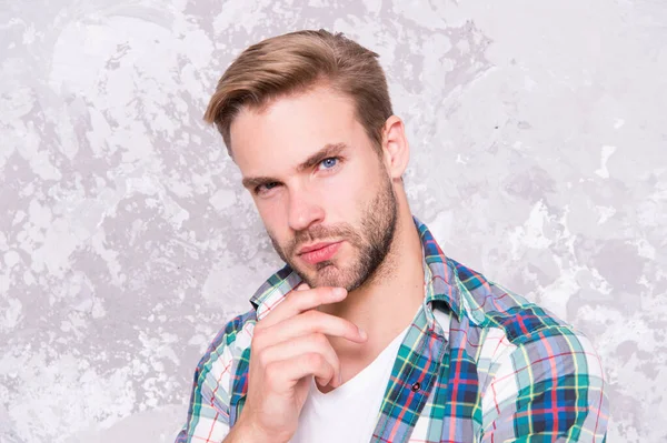 On dirait que tu sais tout. chemise à carreaux étudiante charismatique. homme non rasé se soucie de son look. Hommes sensualité. mec sexy style décontracté. macho man grunge background. mâle mode printemps collection — Photo