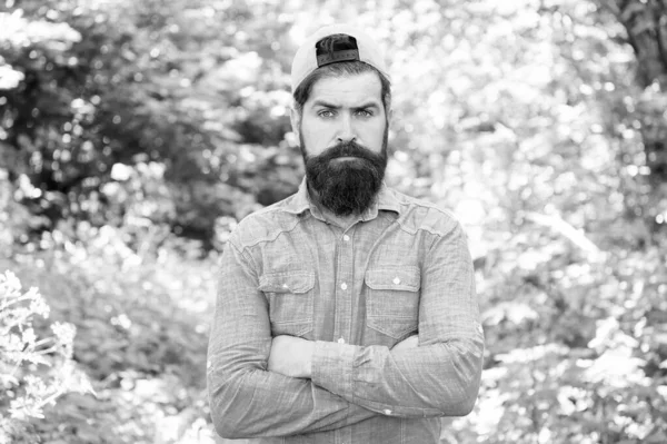 Retrato de moda del hombre. Cuidado de la barba. Un tipo en el bosque. camping de verano. hombre barbudo serio. Hipster maduro con barba. cuidado facial masculino. un hombre brutal con barba. barbero. estilo hispano. barba natural — Foto de Stock