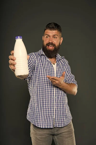 Zuivelproducten. Het consumeren van lactose. Gezonde voeding. Yoghurt probiotica en prebiotica. Bearded man houden witte fles met melk. Brutale Kaukasische hipster drinken melk. Lactose dieet. Gezondheidszorg en dieet — Stockfoto