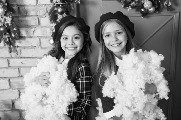 La temporada de congelación. Chicas pequeñas con decoración navideña. Niños pequeños con nieve artificial. Los niños felices celebran la Navidad y el año nuevo. Juegos infantiles en vacaciones de invierno. Diversión de invierno —  Fotos de Stock