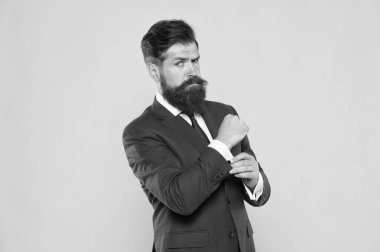 Başarılı yakışıklı hipster üst düzey yöneticisi. Ciddi motive girişimci. Berber dükkanı ve stilist. Yakışıklı erkek konsepti. Çünkü buna değersin. Kendine güvenen işadamı resmi takım elbiseli yakışıklı sakallı adam