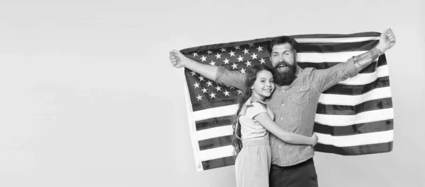 Libertad para ti y para mí. ¿Cómo celebran los americanos el día de la independencia? Padre americano barbudo hipster y linda hijita con bandera de EE.UU.. La independencia es felicidad. Día de la independencia vacaciones — Foto de Stock