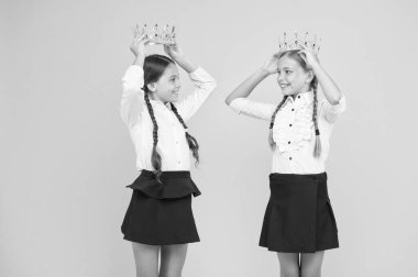 Okul çocukları için motivasyon ödülü. Ödül taç giyme töreni. Parlak öğrenciler. Şöhret ve zenginlik hayalleri kurmak. Kız öğrenciler saygının sembolü olan altın taçlar giyerler. Ödül ve saygı. Sevimli prenses