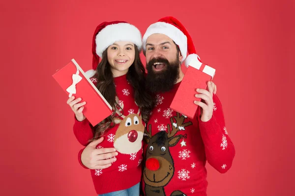 Livraison de cadeaux en ligne. Joyeux Noël famille tenir cadeaux de Noël. Le père Noël hipster et le petit enfant ont des cadeaux de nouvel an. Jour de boxe. Cadeaux de vacances. Célébrez Noël et Nouvel An — Photo