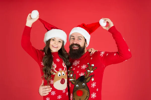 Nejlepší dovolená. rodinný portrét. oslava zimních prázdnin. Šťastný otec a dcera milují Vánoce. Malá holka a táta Santa Klobouk. Táta a děcko na červeném pozadí. Vánoce jsou tady. připraven na nový rok — Stock fotografie