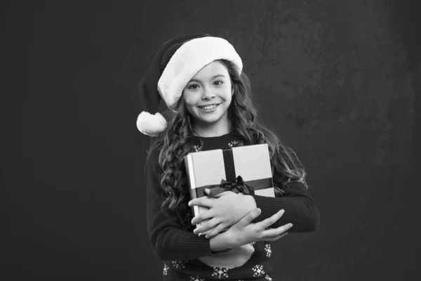 Niña con sombrero rojo de santa. Fiesta de año nuevo. Chico Santa Claus. Regalo para Navidad. Infancia. Felices fiestas de invierno. Niña pequeña. Compras de Navidad. Se acerca el nuevo año 2019 —  Fotos de Stock