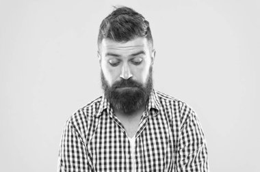 Üzgün hissediyorum. Utanç kavramı. Çok üzülüyorum. Adam sakallı pişman surat. Adam sakal bıraktı özür diledi. Özür dile. Sakallı adam acınası görünüyor. Adam yapılan pişman ve onu affetmek isteyin