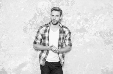 Rahat hissediyorum. Günlük kıyafet. Kıyafet dükkanı. Adam rahat kıyafetler giyer. Black Friday toplam satışı. Moda mağazası. Erkek giyim ve şık giyim. Erkeklik kavramı. Adam yakışıklı rahat tarzı