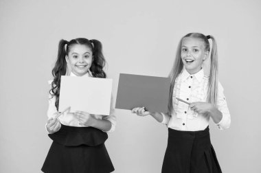 Öğrenmen gereken önemli bir ders. Sevimli küçük çocuklar sarı arka plan üzerinde kalem ve kağıt ile ders okuyor. Küçük kızların yazılı dersi var. Derste heyecan verici fikirleri kullanarak, kopyalama alanı