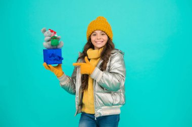 Fare sembolü yılı. 2020 fare yılı. Ruhsal zeka, duyarlılık, esneklik ve canlılık özelliklerine sahip bir hayvan. Hediye kutusunda fare ya da fare oyuncağı olan kız çocuğu. Çin yıldız falı kavramı