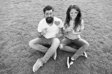 Sevgiyi yaymak. Romantik çift yeşil çim üzerinde photobooth eğlenceli yaşıyor. Şehvetli kız arkadaşı ve erkek arkadaşı romantik bir ilişki yaşıyor. Sakallı adam ve seksi kadın romantik aşk. Romantik ortaklık