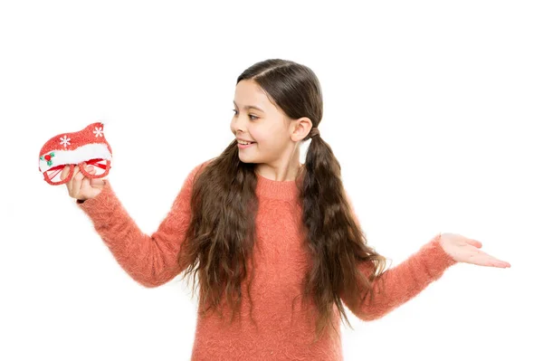 Maroto ou simpático. Menina feliz com máscara de Papai Noel mostrar algo na mão vazia. Apresentando o produto. Promoção de produtos. Publicidade de produtos. Venda de produtos de Natal ou desconto, espaço de cópia — Fotografia de Stock