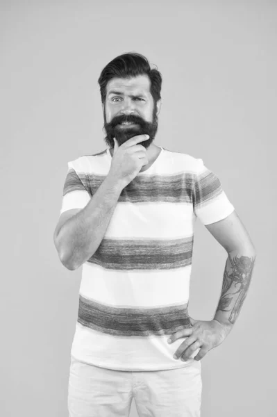 Marinero alegre. Únete a mi ola. Hombre vestido camisa a rayas en las vacaciones de verano. Concepto de barbería. Hombre barbudo hipster con bigote y barba larga sobre fondo amarillo. Vacaciones de verano. Estilo de verano — Foto de Stock