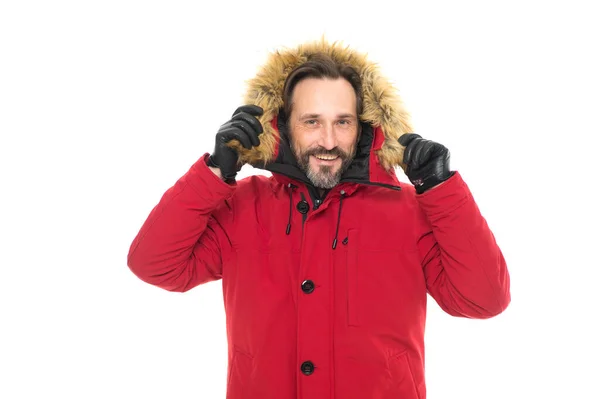 보호받고 있다는 느낌. 추운 겨울 날씨에 성숙 한 남자. 따뜻 함과 편안 함을 즐기는 남자. 추운 겨울에 입을 수있는 겉옷이다. 잘생긴 행복 한 남자가 가짜 모피 후드를 입고 있어. 겨울 컬렉션 — 스톡 사진