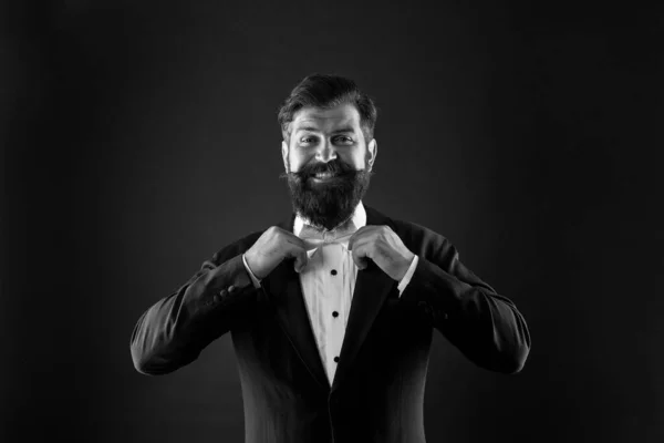Perfect groom. Bearded man with bow tie. Well dressed scrupulously neat. Hipster formal suit tuxedo. Difference between vintage and classic. Official event dress code. Classic style. Classic outfit — Stock Photo, Image