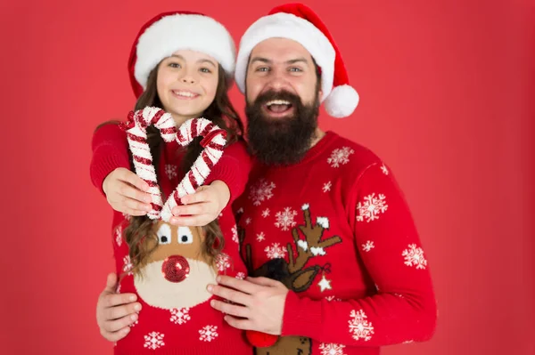 Jogos de Natal. Compartilhe alegria e felicidade. Christmas Carol. Pai e filha com doces bengalas decorações de Natal. Férias em família. Olhar de família de Papai Noel. Pai barbudo e menina alegre — Fotografia de Stock