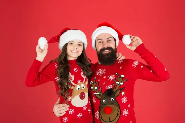 Homme et enfant barbus. Joyeuses vacances en famille. Bonne année. J'attends le Père Noël. Heureux ensemble. Joyeux Noël. Pull d'hiver papa et fille fêtent le nouvel an. Vacances d'hiver — Photo