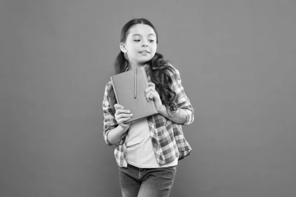 Aprender el idioma. Estudiar es emocionante. Chica linda niña estudio con libro. Interesante libro. ¿Lo sabías? Alumno con libro de trabajo. Lección de literatura y escritura. Colegiala con cuaderno haciendo tarea —  Fotos de Stock