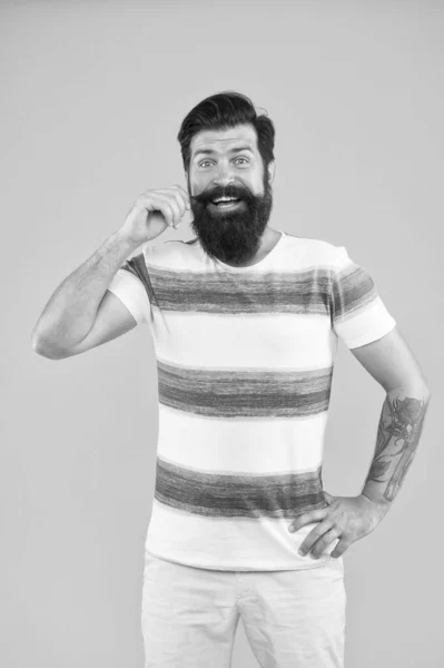 Férias. Estilo de verão. Marinheiro alegre. Junta-te à minha onda. Homem hipster barbudo com bigode e barba longa no fundo amarelo. O tipo vestiu uma camisa às riscas nas férias de Verão. Conceito de barbearia — Fotografia de Stock