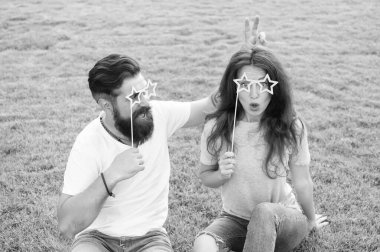 Sevgi içinde deli olmak. Şehvetli kadın ve sakallı adam çılgın ruh hali yeşil çim rahatlatıcı. Çılgın çift parti sahne ile eğlenin. Eğlenceli ve çılgın hissediyorum