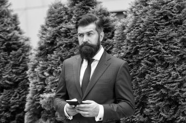 ceo modern bir görünüm. e-posta ya da yanıt. her zaman çevrimiçi. bazı sorunlar var. akıllı telefon ile ciddi işadamı. çevik iş. modern teknolojiyi kullanarak kendine güvenen sakallı iş adamı. Yararlı günümüzde