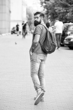Yaz tatili. Gezi konsepti. Kentsel seyahat için sırt çantası. Hipster sırt çantası kentsel sokak arka plan giyiyor. Sakallı adam sırt çantasıyla seyahat. Şehri keşfeden adam. Konforlu turizm